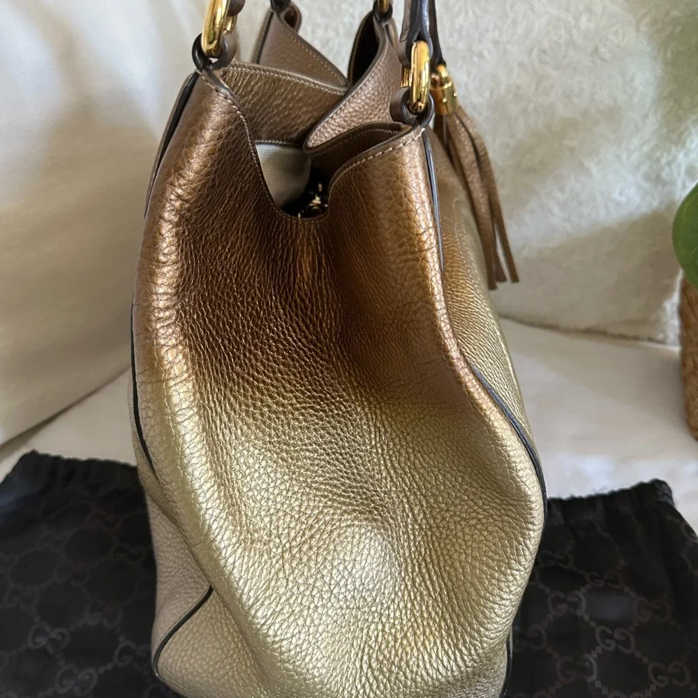 Gucci RARE Gold Ombre Pebbled Leather Shoulder Bag with Tassel - Picture 4 of 9